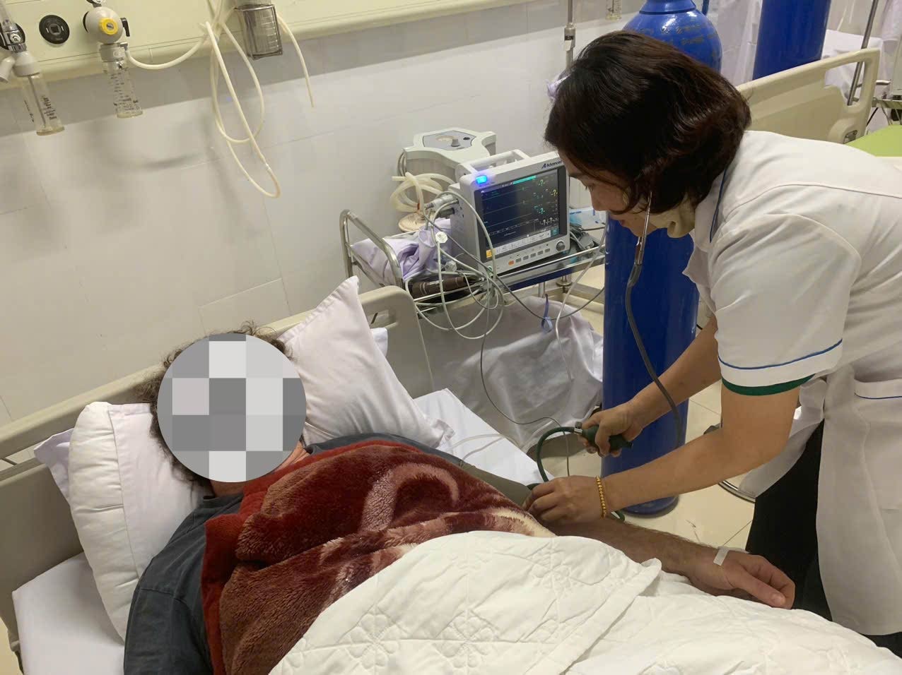 Cấp cứu kịp thời người đàn ông nước ngoài đau thắt ngực lúc rạng sáng- Ảnh 1.