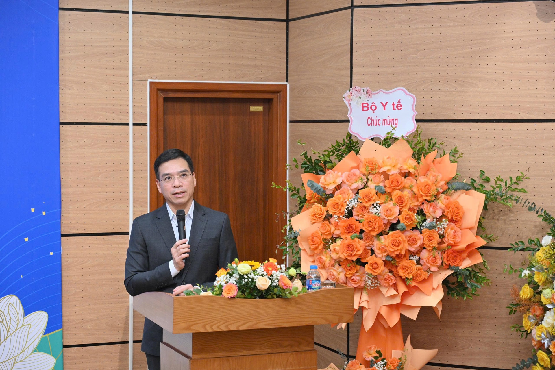 Gia đình GS Đào Văn Long tặng 10 hệ thống nội soi tiêu hóa, góp phần nâng chất lượng y tế cơ sở- Ảnh 2. Gia đình GS Đào Văn Long tặng 10 hệ thống nội soi tiêu hóa, góp phần nâng chất lượng y tế cơ sở- Ảnh 2.