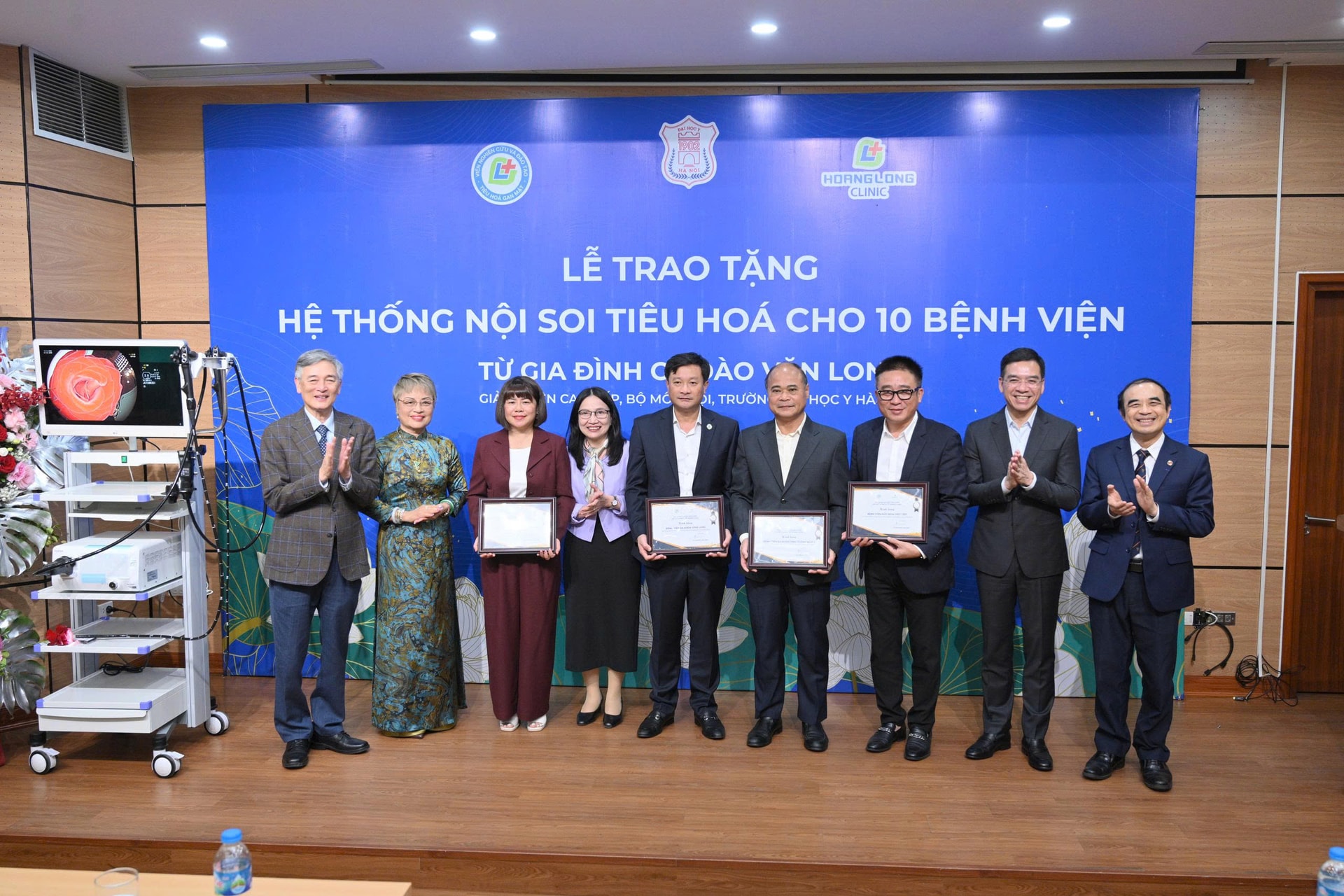 Gia đình GS Đào Văn Long tặng 10 hệ thống nội soi tiêu hóa, góp phần nâng chất lượng y tế cơ sở- Ảnh 1. Gia đình GS Đào Văn Long tặng 10 hệ thống nội soi tiêu hóa, góp phần nâng chất lượng y tế cơ sở- Ảnh 1.