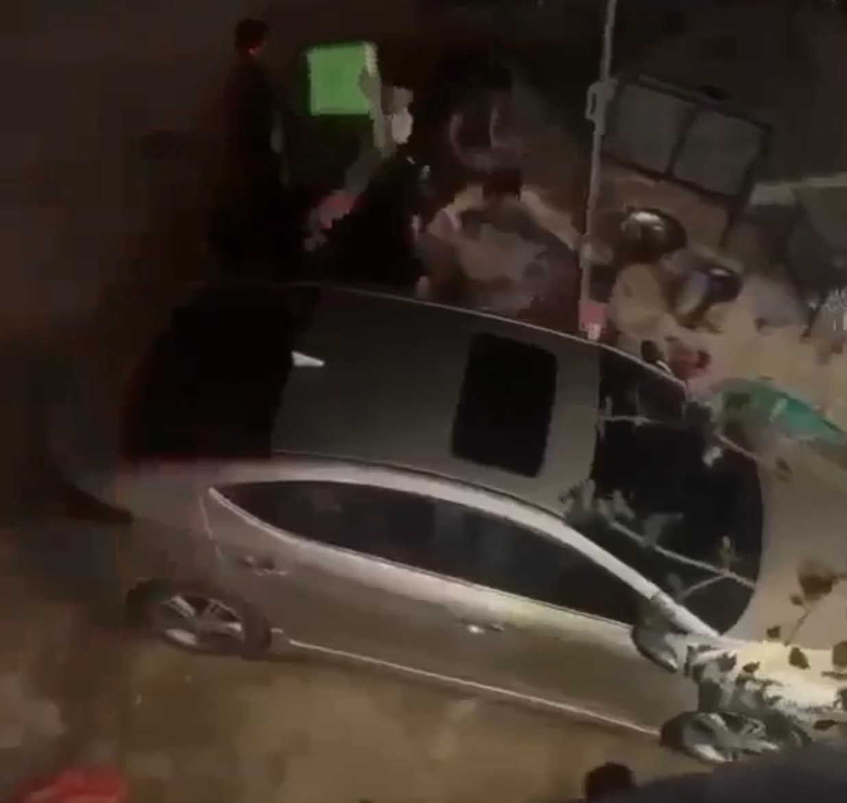 Tạm giữ hình sự 10 người liên quan vụ ô tô lao vào nhóm thanh niên ở Nghệ An- Ảnh 1. Tạm giữ hình sự 10 người liên quan vụ ô tô lao vào nhóm thanh niên ở Nghệ An- Ảnh 1.