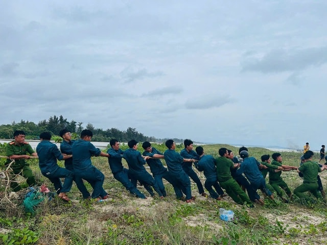 Tàu cá của ngư dân ở Lâm Đồng liên tiếp bị sóng đánh chìm- Ảnh 1. Tàu cá của ngư dân ở Lâm Đồng liên tiếp bị sóng đánh chìm- Ảnh 1.
