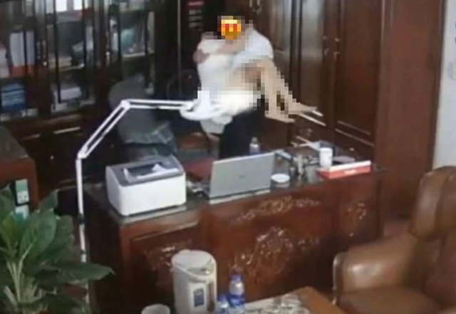 Vụ clip người đàn ông 'thân mật' với nhiều phụ nữ: Người phát tán có thể lĩnh tới 15 năm tù- Ảnh 1. Vụ clip người đàn ông 'thân mật' với nhiều phụ nữ: Người phát tán có thể lĩnh tới 15 năm tù- Ảnh 1.