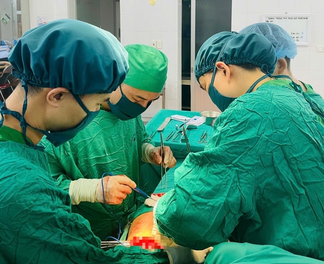 Bóc trọn khối u Lymphangioma sau phúc mạc cho bệnh nhân 25 tuổi- Ảnh 1.