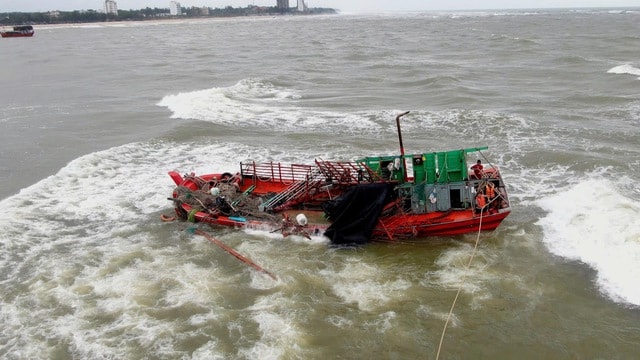 Video: Cứu 8 ngư dân trên tàu cá bị chìm ở cửa biển Nhật Lệ- Ảnh 1.