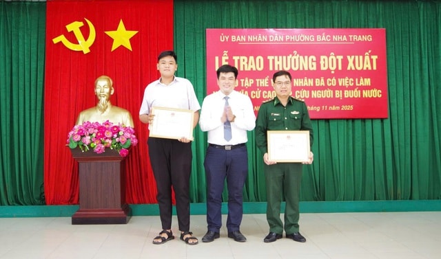 Thưởng đột xuất cho tập thể và cá nhân cứu người đàn ông nhảy cầu ở Nha Trang- Ảnh 1.