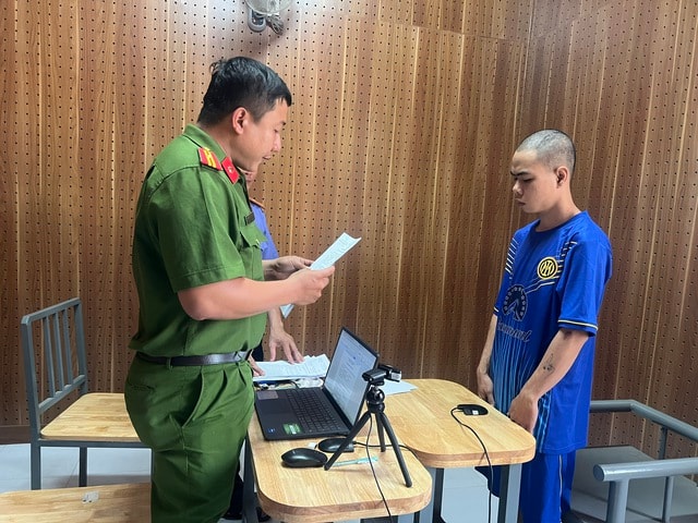 Đâm dao vào đùi tài xế Grab để cướp tài sản- Ảnh 1. Đâm dao vào đùi tài xế Grab để cướp tài sản- Ảnh 1.