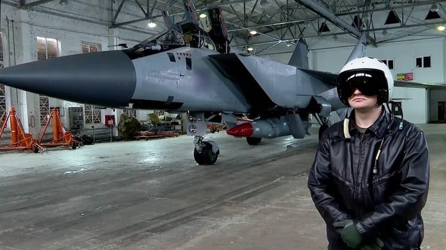 Khoảnh khắc tiêm kích Nga phóng loạt 'dao găm' Kinzhal vào căn cứ không quân Ukraine- Ảnh 1. Khoảnh khắc tiêm kích Nga phóng loạt 'dao găm' Kinzhal vào căn cứ không quân Ukraine- Ảnh 1.