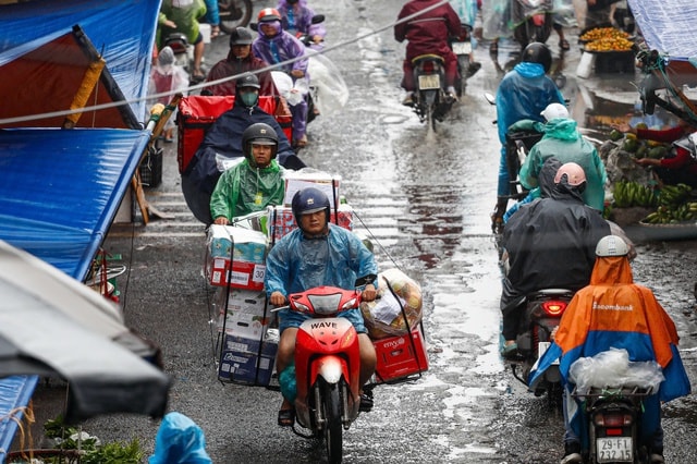 Trung Bộ xuất hiện đợt mưa rất lớn diện rộng cùng thời điểm miền Bắc chuyển rét sâu- Ảnh 2. Trung Bộ xuất hiện đợt mưa rất lớn diện rộng cùng thời điểm miền Bắc chuyển rét sâu- Ảnh 2.