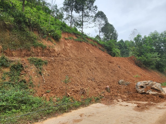 Sạt lở nghiêm trọng trên tuyến đường vào Di tích quốc gia đặc biệt Hang Con Moong- Ảnh 5.