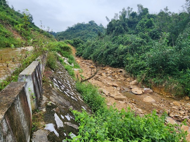 Sạt lở nghiêm trọng trên tuyến đường vào Di tích quốc gia đặc biệt Hang Con Moong- Ảnh 1.