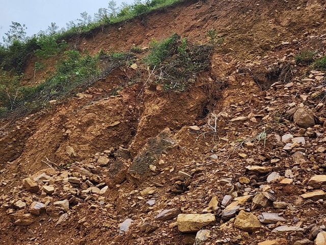 Sạt lở nghiêm trọng trên tuyến đường vào Di tích quốc gia đặc biệt Hang Con Moong- Ảnh 6.
