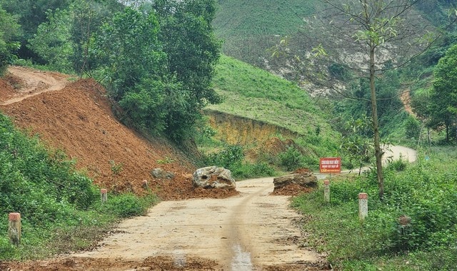 Sạt lở nghiêm trọng trên tuyến đường vào Di tích quốc gia đặc biệt Hang Con Moong- Ảnh 2.