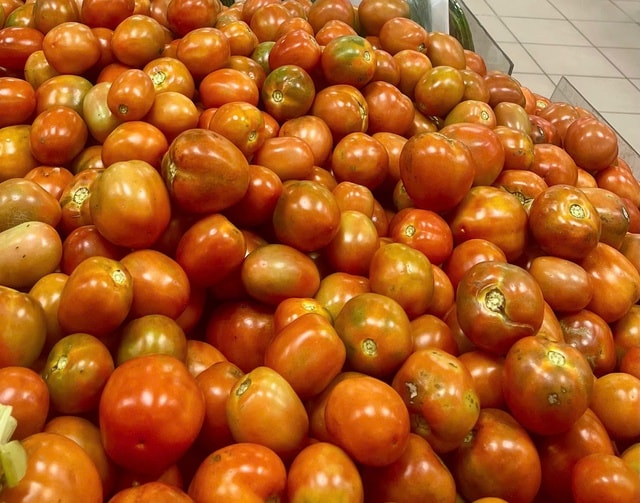 Giá cà chua chạm mốc 60.000 đồng/kg, nhiều bà nội trợ 'giật mình' khi đi chợ- Ảnh 3.