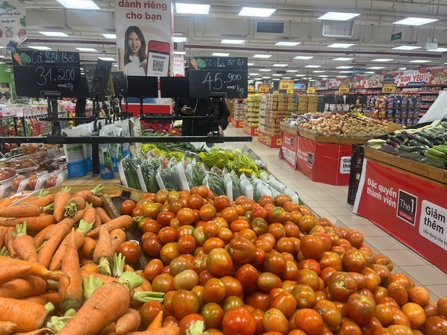 Giá cà chua chạm mốc 60.000 đồng/kg, nhiều bà nội trợ 'giật mình' khi đi chợ- Ảnh 5.