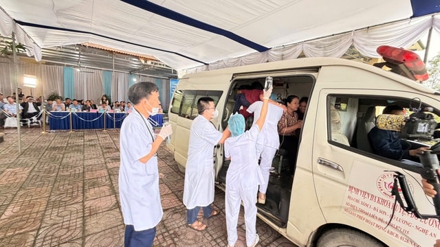 Diễn tập xử trí tình huống đám cưới ở Nghệ An có hơn 100 người tham dự xảy ra ngộ độc thực phẩm- Ảnh 2. Diễn tập xử trí tình huống đám cưới ở Nghệ An có hơn 100 người tham dự xảy ra ngộ độc thực phẩm- Ảnh 2.