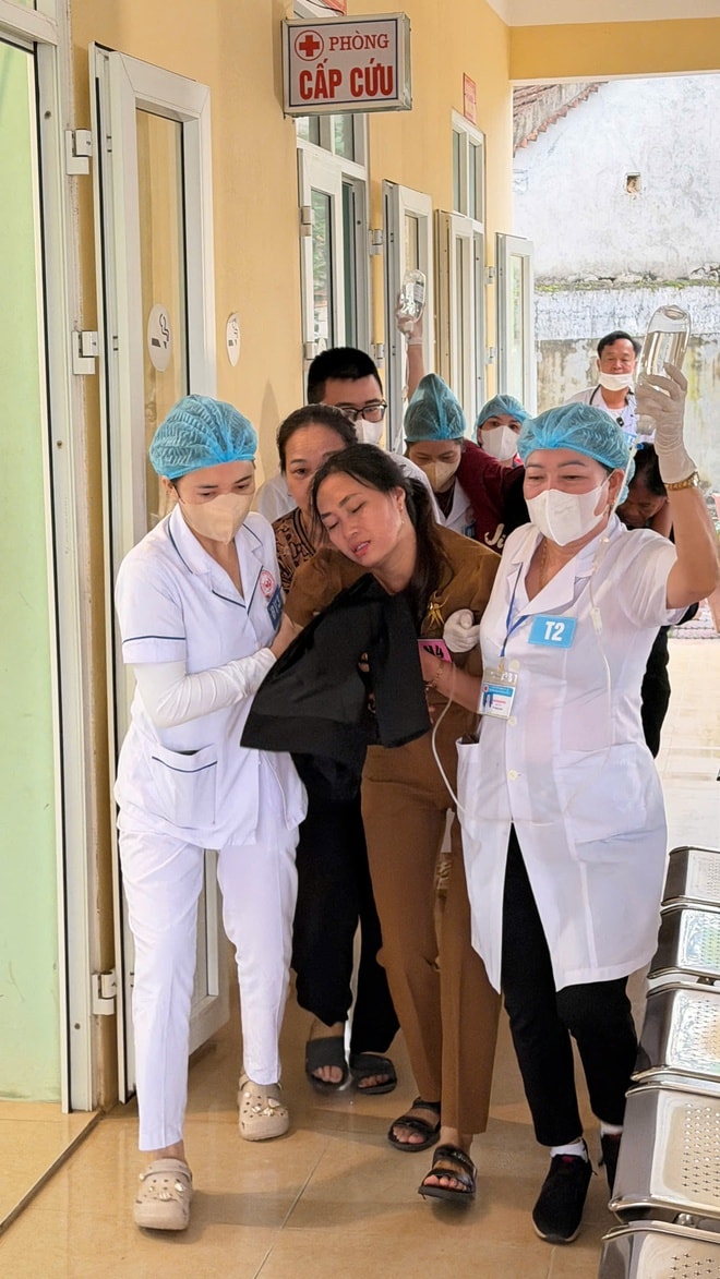 Diễn tập xử trí tình huống đám cưới ở Nghệ An có hơn 100 người tham dự xảy ra ngộ độc thực phẩm- Ảnh 4. Diễn tập xử trí tình huống đám cưới ở Nghệ An có hơn 100 người tham dự xảy ra ngộ độc thực phẩm- Ảnh 4.