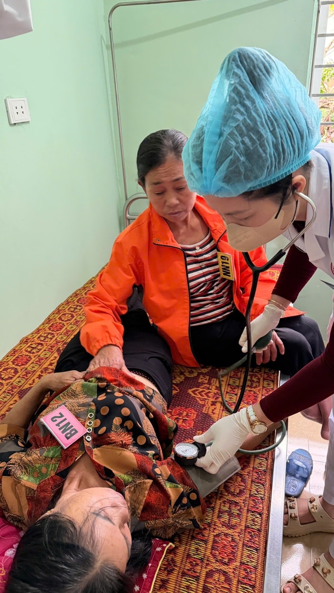 Diễn tập xử trí tình huống đám cưới ở Nghệ An có hơn 100 người tham dự xảy ra ngộ độc thực phẩm- Ảnh 5. Diễn tập xử trí tình huống đám cưới ở Nghệ An có hơn 100 người tham dự xảy ra ngộ độc thực phẩm- Ảnh 5.