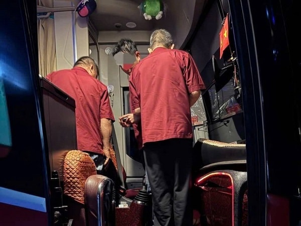 Chỉ có bằng 29 chỗ nhưng tài xế vẫn ‘vô tư’ lái xe khách 36 chỗ trên quốc lộ- Ảnh 2. Chỉ có bằng 29 chỗ nhưng tài xế vẫn ‘vô tư’ lái xe khách 36 chỗ trên quốc lộ- Ảnh 2.