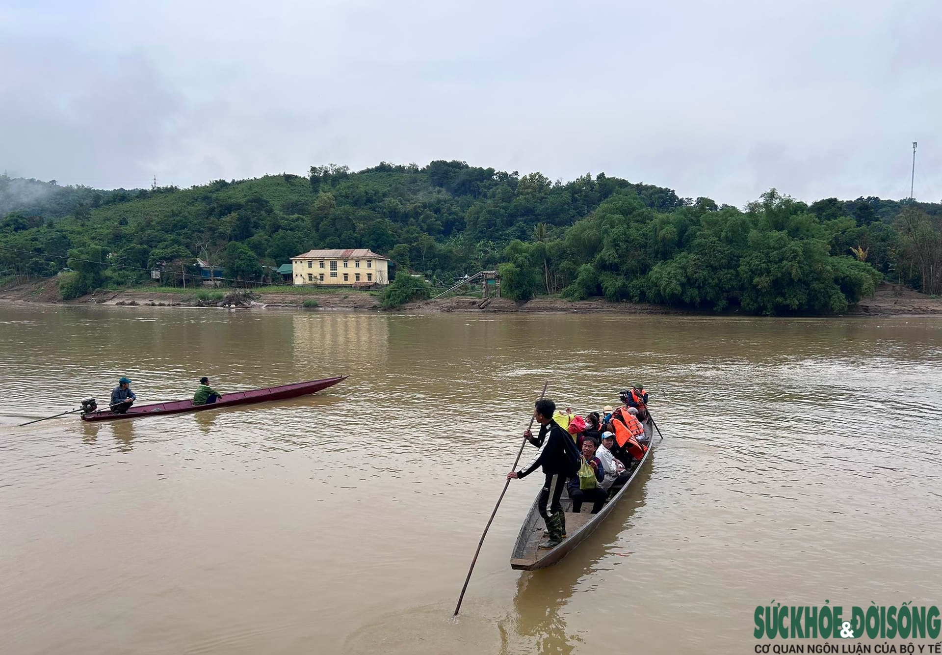 Mong một cây cầu vượt lũ- Ảnh 1.