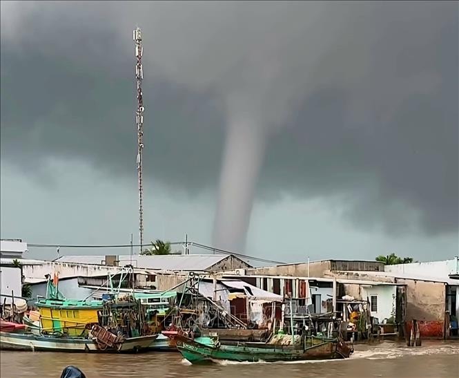Xuất hiện vòi rồng trên vùng biển Cà Mau- Ảnh 2. Xuất hiện vòi rồng trên vùng biển Cà Mau- Ảnh 2.