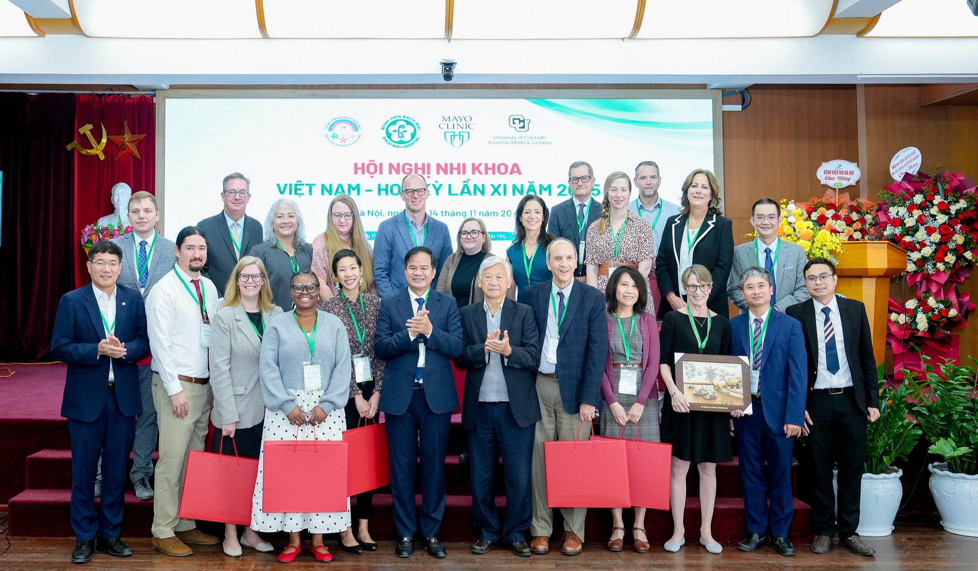 Giao mùa trẻ mắc cúm, phế cầu gia tăng, nhiều ca biến chứng viêm phổi- Ảnh 2. Giao mùa trẻ mắc cúm, phế cầu gia tăng, nhiều ca biến chứng viêm phổi- Ảnh 2.