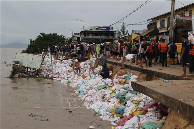 Sạt lở nghiêm trọng, Đà Nẵng công bố tình huống khẩn cấp về thiên tai- Ảnh 2. Sạt lở nghiêm trọng, Đà Nẵng công bố tình huống khẩn cấp về thiên tai- Ảnh 2.