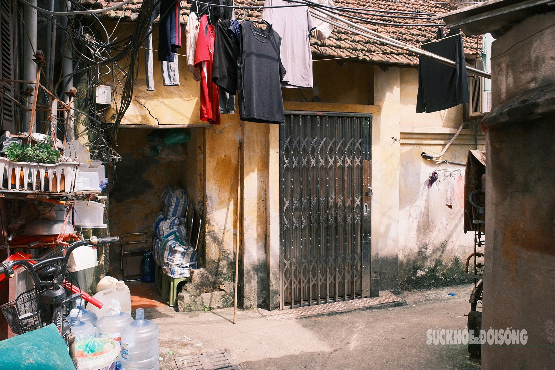 Các hộ dân sống ở ngõ nhỏ trên đất vàng hồ Gươm trước ngày di dời- Ảnh 3. Các hộ dân sống ở ngõ nhỏ trên đất vàng hồ Gươm trước ngày di dời- Ảnh 3.