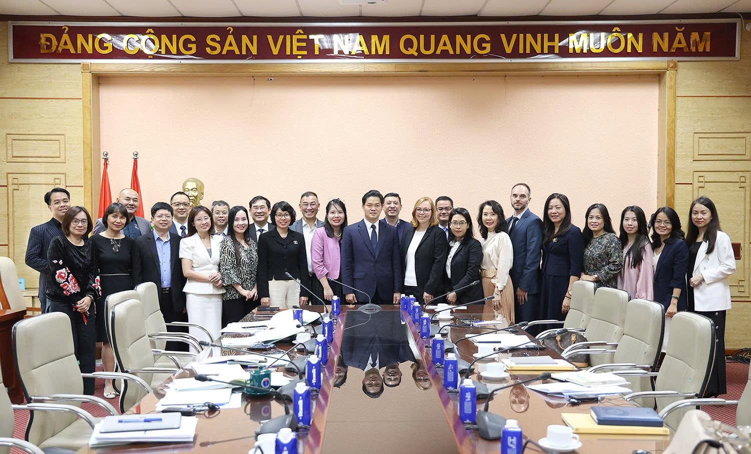 Thứ trưởng Thường trực Bộ Y tế Vũ Mạnh Hà tiếp, làm việc với EuroCham và Pharma Group- Ảnh 12. Thứ trưởng Thường trực Bộ Y tế Vũ Mạnh Hà tiếp, làm việc với EuroCham và Pharma Group- Ảnh 12.
