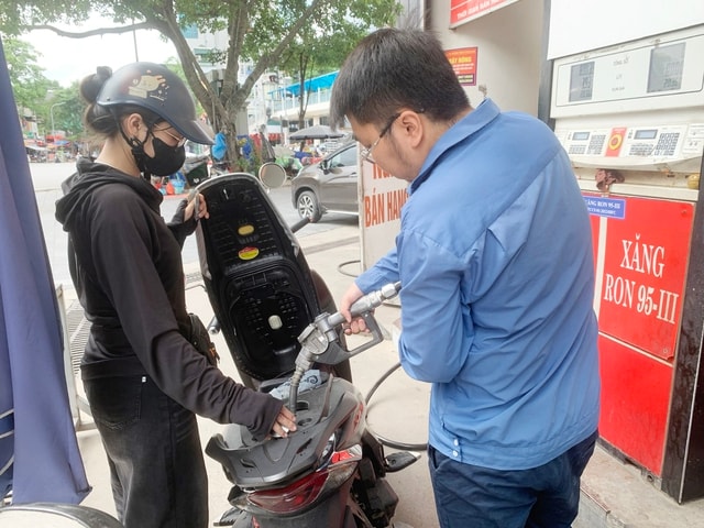 Giá xăng bất ngờ tăng, RON95 lên 20.576 đ/lít- Ảnh 1. giá xăng