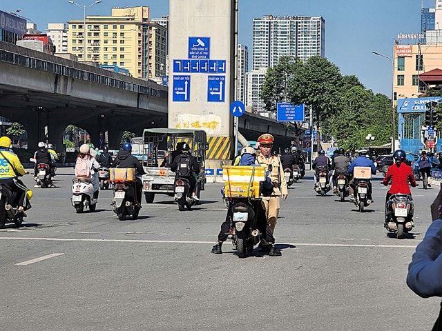 Hơn 130 người bị phạt tiền trong một buổi sáng vì thói quen phổ biến khi lái xe máy- Ảnh 5. Hơn 130 người bị phạt tiền trong một buổi sáng vì thói quen phổ biến khi lái xe máy- Ảnh 5.