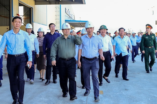 Thủ tướng: Khôi phục sản xuất, ổn định đời sống người dân vùng bão trước Tết Nguyên đán- Ảnh 1.