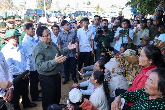 Thủ tướng: Khôi phục sản xuất, ổn định đời sống người dân vùng bão trước Tết Nguyên đán- Ảnh 3.