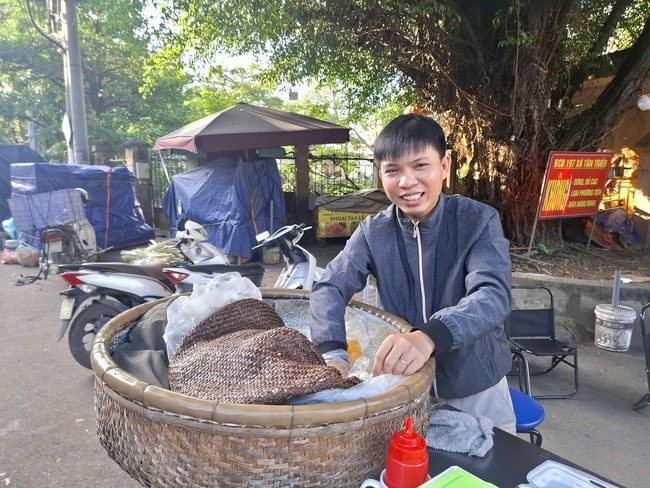 Sáng tranh thủ bán xôi, bánh mì: Nhịp sống 'hai ca' của nhiều người trẻ thành phố- Ảnh 2. Sáng tranh thủ bán xôi, bánh mì: Nhịp sống 'hai ca' của nhiều người trẻ thành phố- Ảnh 2.