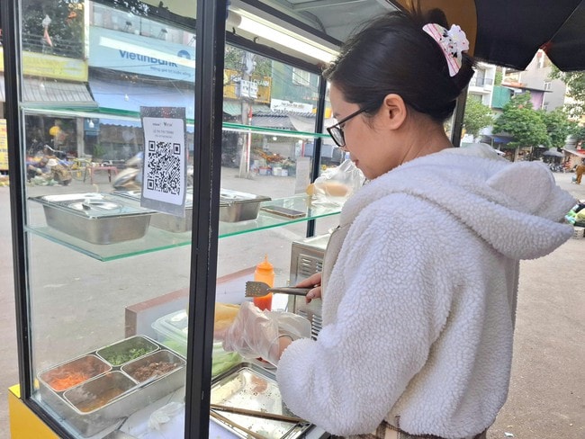 Sáng tranh thủ bán xôi, bánh mì: Nhịp sống 'hai ca' của nhiều người trẻ thành phố- Ảnh 3. Sáng tranh thủ bán xôi, bánh mì: Nhịp sống 'hai ca' của nhiều người trẻ thành phố- Ảnh 3.