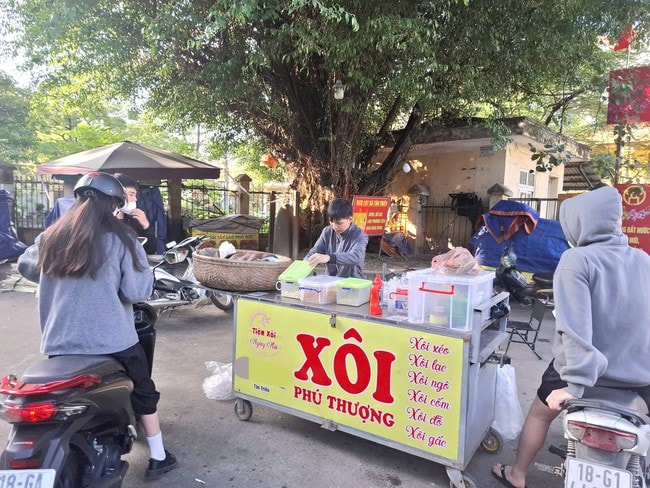 Sáng tranh thủ bán xôi, bánh mì: Nhịp sống 'hai ca' của nhiều người trẻ thành phố- Ảnh 1. Sáng tranh thủ bán xôi, bánh mì: Nhịp sống 'hai ca' của nhiều người trẻ thành phố- Ảnh 1.