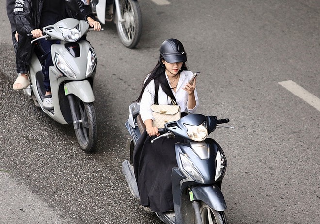 Hơn 130 người bị phạt tiền trong một buổi sáng vì thói quen phổ biến khi lái xe máy- Ảnh 4. Hơn 130 người bị phạt tiền trong một buổi sáng vì thói quen phổ biến khi lái xe máy- Ảnh 4.