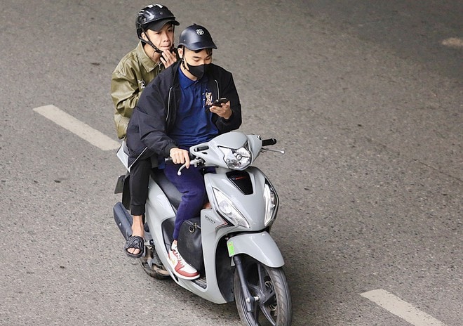 Hơn 130 người bị phạt tiền trong một buổi sáng vì thói quen phổ biến khi lái xe máy- Ảnh 3. Hơn 130 người bị phạt tiền trong một buổi sáng vì thói quen phổ biến khi lái xe máy- Ảnh 3.