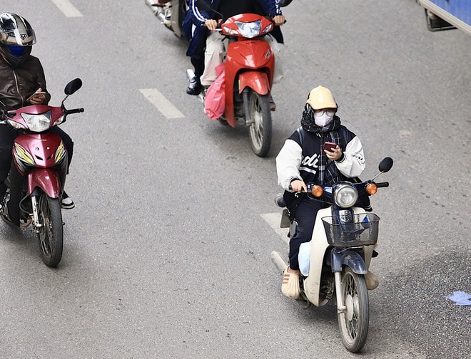 Hơn 130 người bị phạt tiền trong một buổi sáng vì thói quen phổ biến khi lái xe máy- Ảnh 2. Hơn 130 người bị phạt tiền trong một buổi sáng vì thói quen phổ biến khi lái xe máy- Ảnh 2.