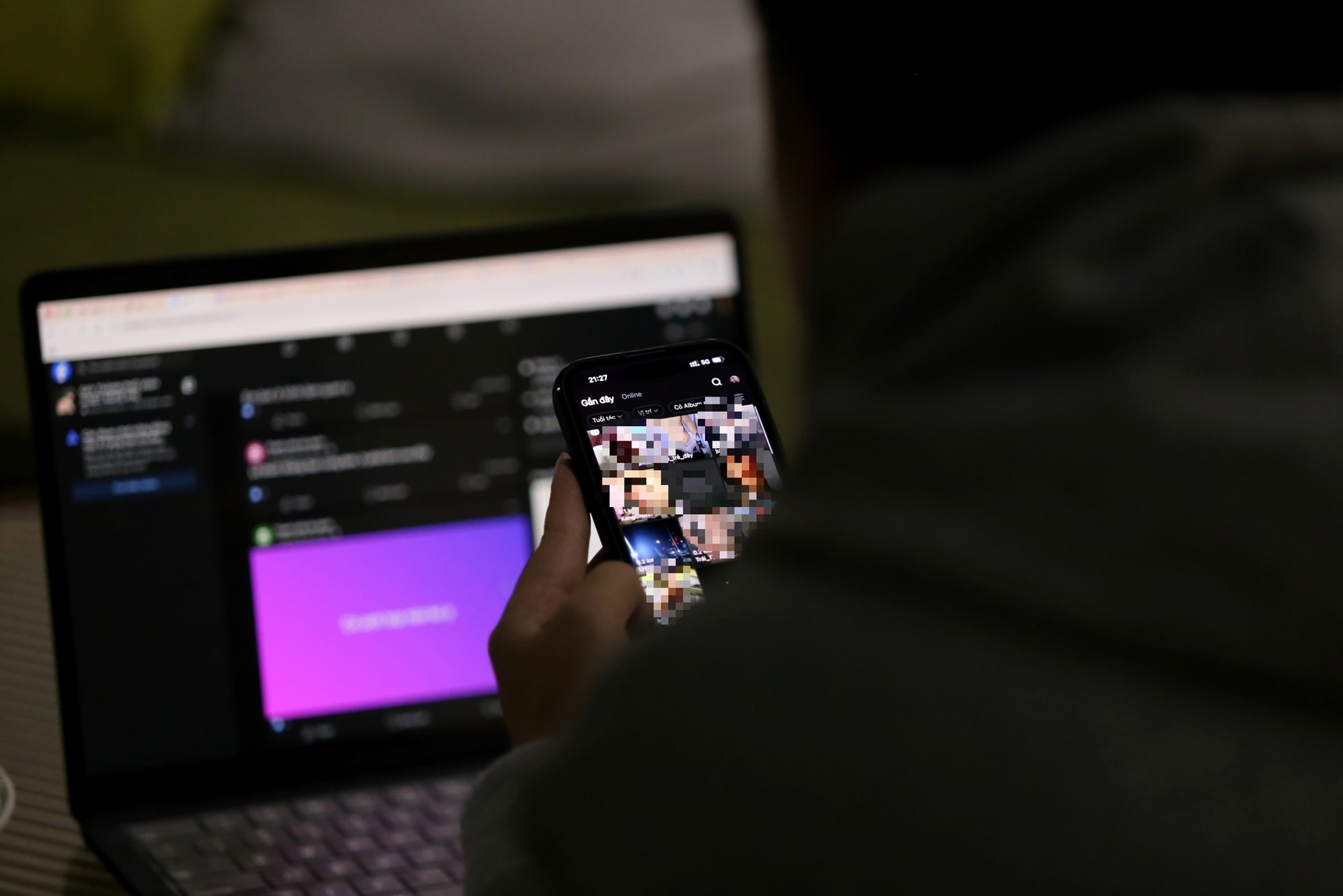 Minh Anh ngồi ở một góc nhỏ trong quán cà phê để 