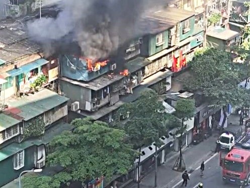 Cháy tại khu tập thể Trung Tự, lửa bùng lên tại tầng cao có dấu hiệu cơi nới- Ảnh 2.