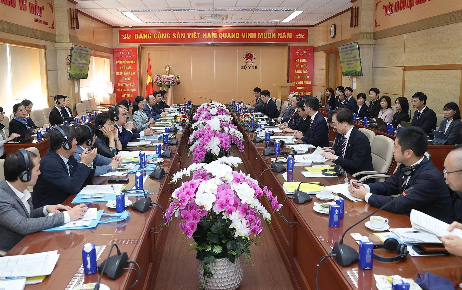 Bộ trưởng Đào Hồng Lan hội đàm song phương với Thống đốc tỉnh Kanagawa, thúc đẩy hợp tác y tế Việt Nam - Nhật Bản- Ảnh 1. Bộ trưởng Đào Hồng Lan hội đàm song phương với Thống đốc tỉnh Kanagawa, thúc đẩy hợp tác y tế Việt Nam - Nhật Bản- Ảnh 1.