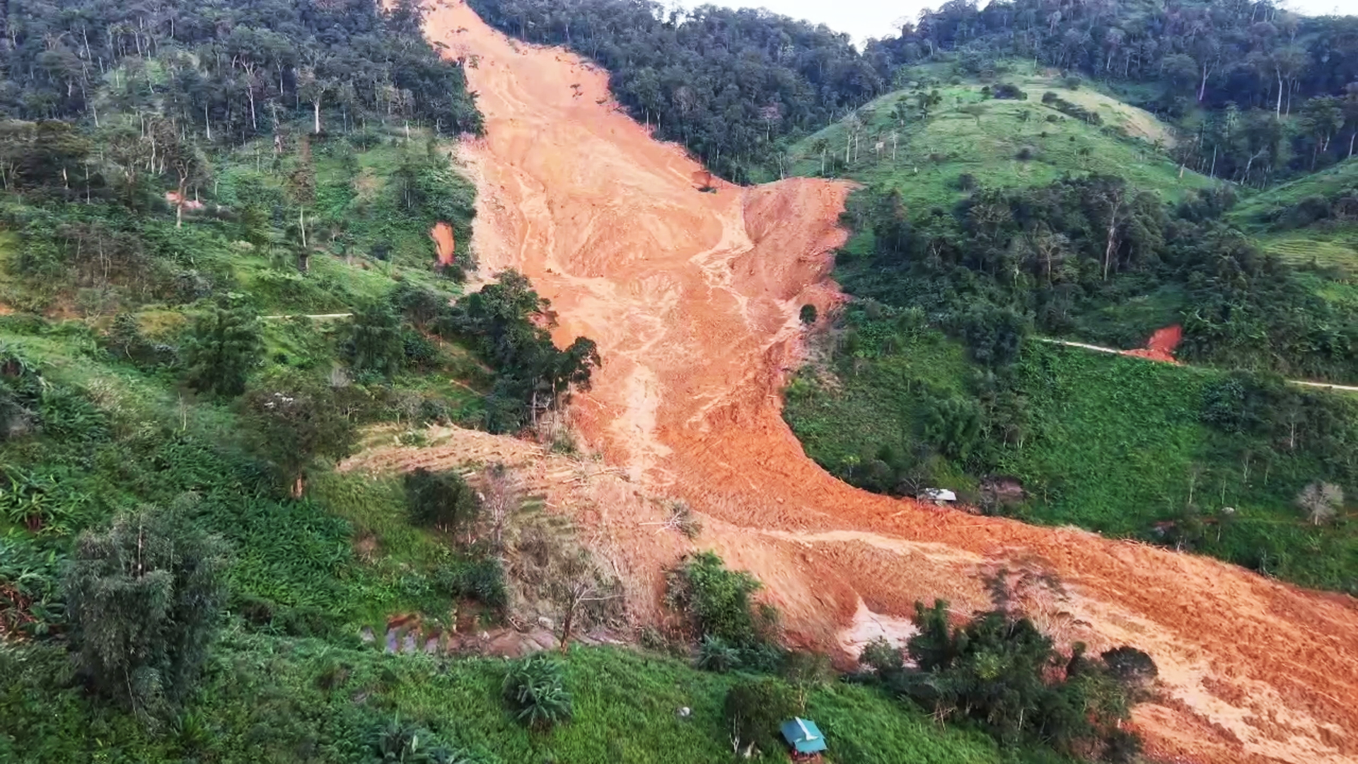 Hiện trường vụ sạt lở kinh hoàng ở Đà Nẵng nhìn từ trên cao- Ảnh 1.