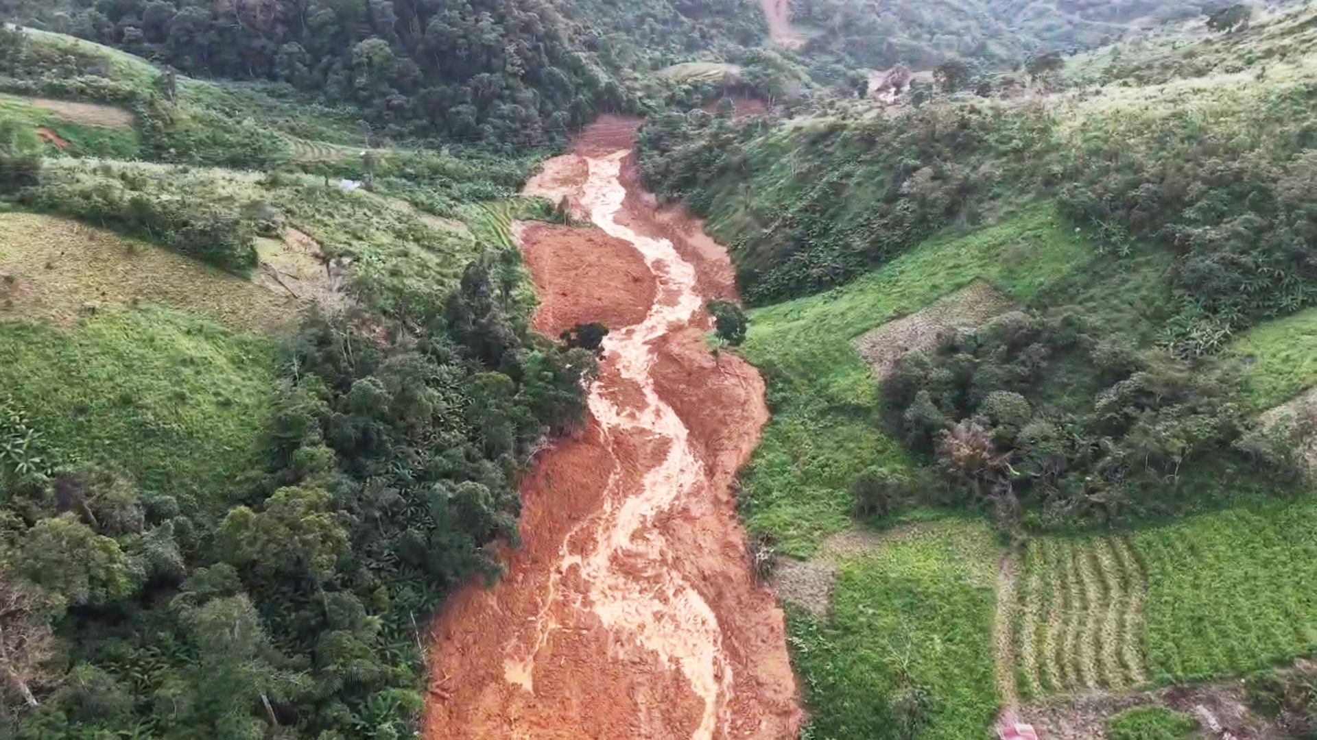 Hiện trường vụ sạt lở kinh hoàng ở Đà Nẵng nhìn từ trên cao- Ảnh 2.