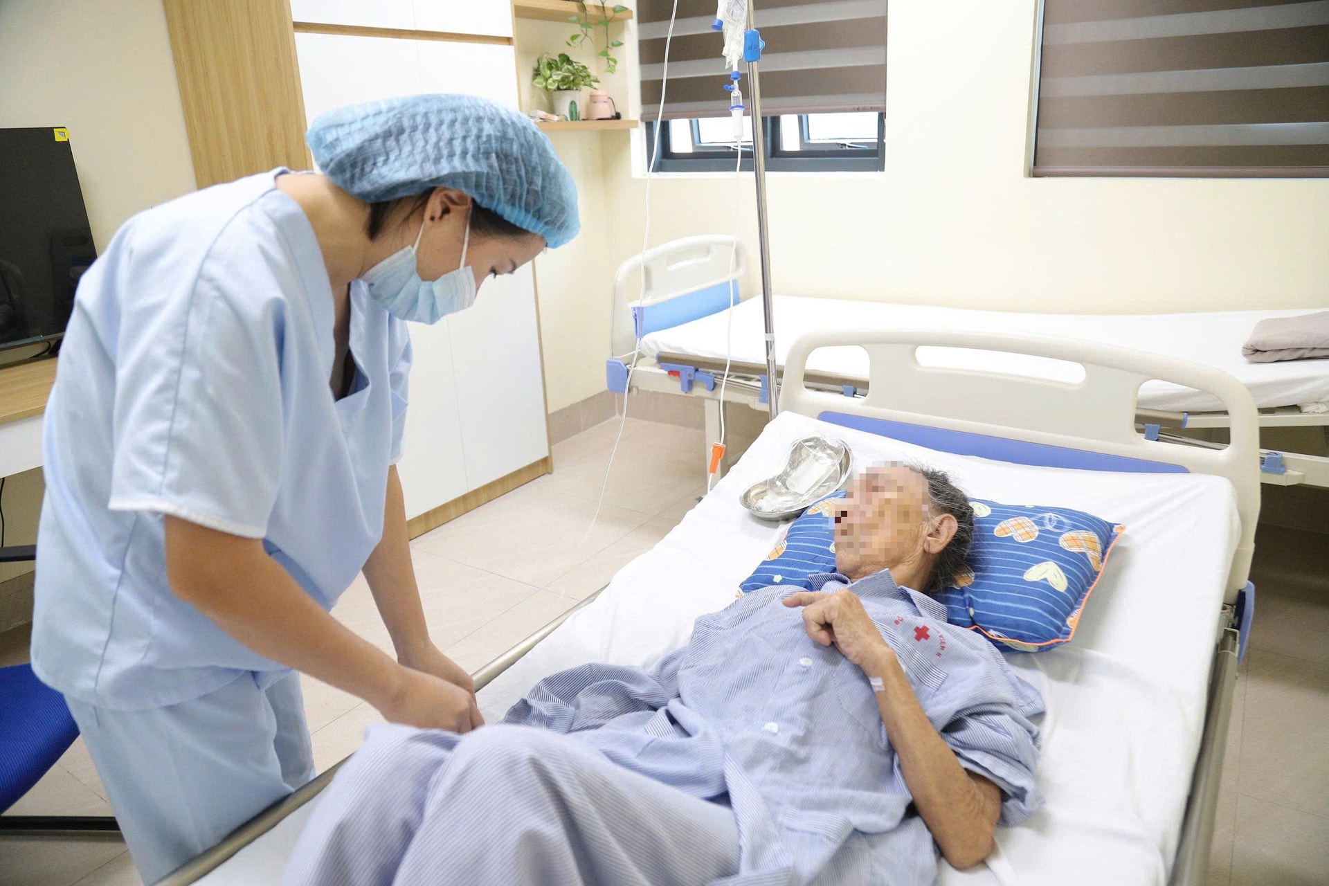 Phát hiện bệnh ở tuổi 96, cụ bà quyết tâm điều trị chiến thắng ung thư dạ dày- Ảnh 1. Phát hiện bệnh ở tuổi 96, cụ bà quyết tâm điều trị chiến thắng ung thư dạ dày- Ảnh 1.