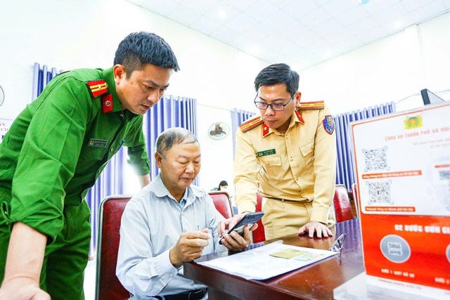 Công an Hà Nội 'đi từng ngõ, gõ từng nhà' làm sạch dữ liệu xe và bằng lái- Ảnh 2. Công an Hà Nội 'đi từng ngõ, gõ từng nhà' làm sạch dữ liệu xe và bằng lái- Ảnh 2.