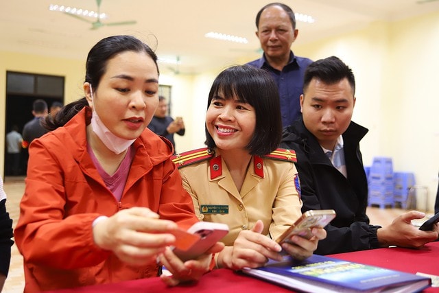 Công an Hà Nội 'đi từng ngõ, gõ từng nhà' làm sạch dữ liệu xe và bằng lái- Ảnh 4. Công an Hà Nội 'đi từng ngõ, gõ từng nhà' làm sạch dữ liệu xe và bằng lái- Ảnh 4.