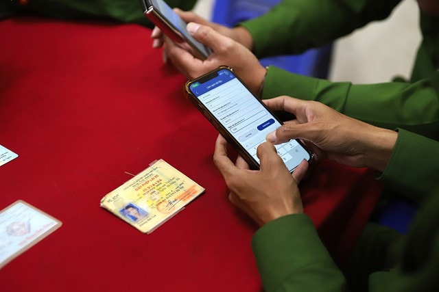 Công an Hà Nội 'đi từng ngõ, gõ từng nhà' làm sạch dữ liệu xe và bằng lái- Ảnh 3. Công an Hà Nội 'đi từng ngõ, gõ từng nhà' làm sạch dữ liệu xe và bằng lái- Ảnh 3.