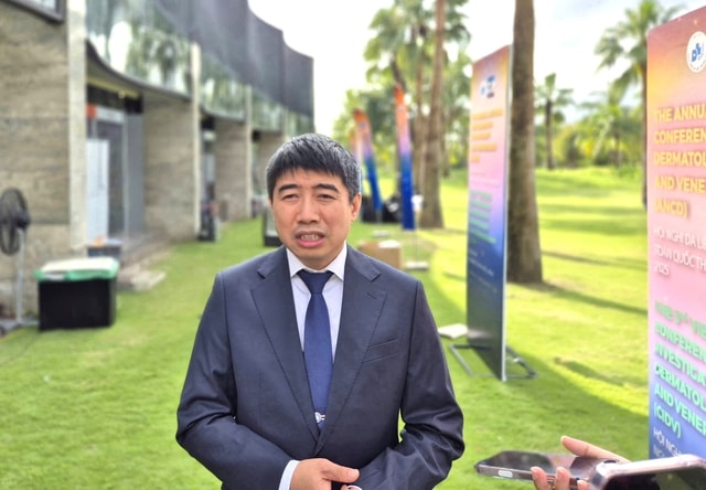 100 bệnh nhân đến khám vì rụng tóc mỗi ngày, nhiều người trẻ- Ảnh 1.