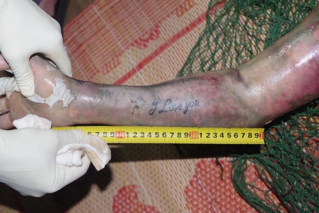 Truy tìm tung tích nạn nhân nổi trên sông, trên tay xăm chữ 'I love you'- Ảnh 1. Truy tìm tung tích nạn nhân nổi trên sông, trên tay xăm chữ 'I love you'- Ảnh 1.