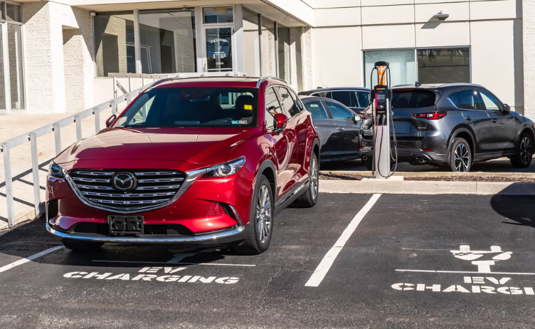 Các trạm sạc cho xe ô tô điện đã xuất hiện nhiều nhưng chưa phổ biến. (Ảnh: Car and Driver)